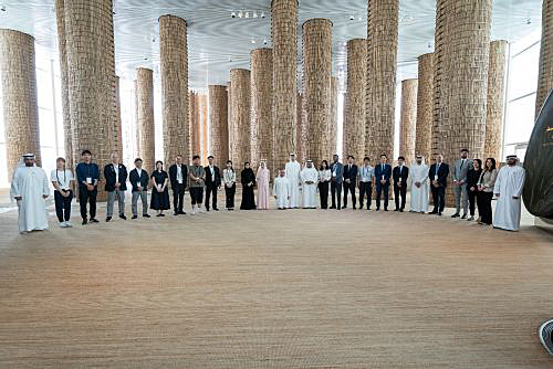 写真　UAEパビリオン内での記念撮影（InvestUAE – UAE Ministry of Investment提供）