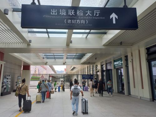 写真　中国のモーハン駅で出国手続きに向かう旅客（ジェトロ撮影）