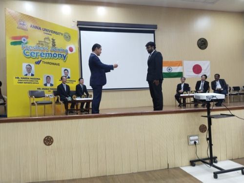写真　辞令の交付式、手前左が尾崎会長（ジェトロ撮影）