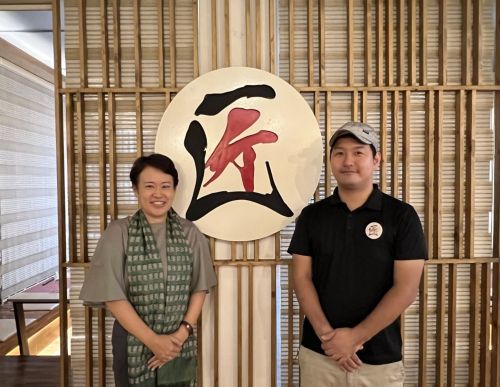 写真　グラミンユーグレナ共同最高経営責任者の大西氏（左）と匠マネージャーの喜久山氏（ジェトロ撮影）