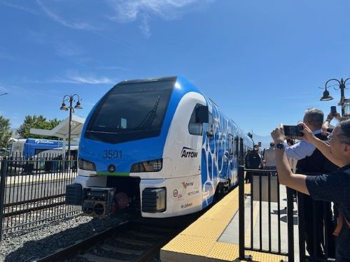 写真　一般公開された「FLIRT H2」車両の（ジェトロ撮影）