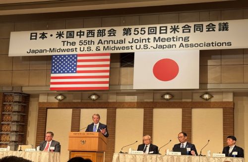 写真　開会式であいさつするネブラスカ州のピレン知事（ジェトロ撮影）