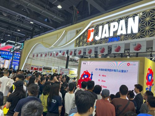 写真　大阪・関西万博の公式キャラクター「ミャクミャク」がジャパンパビリオンで万博を宣伝（ジェトロ撮影）