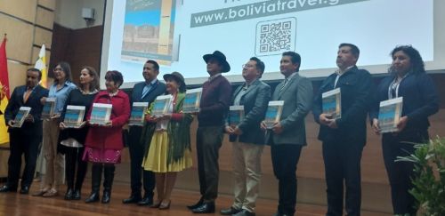 写真　ソサ外相（左から6人目）とフロレス副大臣（同7人目）、旅行関係団体の関係者ら（ジェトロ撮影）