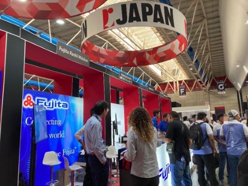 写真　来場者でにぎわうジャパンパビリオン（ジェトロ撮影）