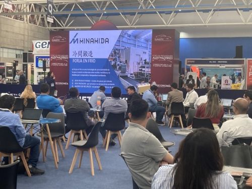 写真　ジャパンパビリオン出品企業による企業紹介のピッチ（ジェトロ撮影）