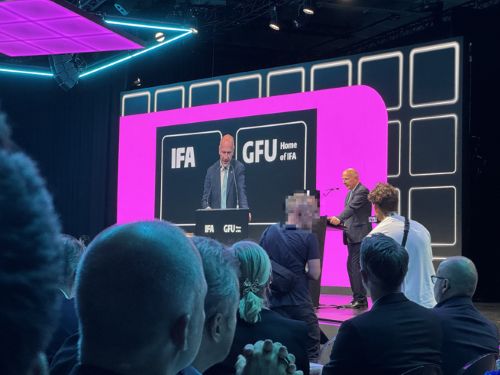 写真　IFAオープニング・ナイトでスピーチする、ベルリン州のカイ・ベーグナー州首相（ジェトロ撮影）