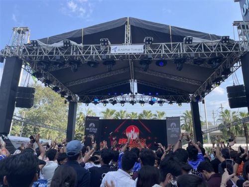 写真　アニメソングのライブで盛り上がる参加者たち（ジェトロ撮影）