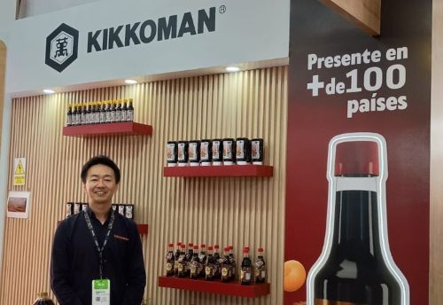 写真　初出展でしょうゆなどを紹介する塚本キッコーマンブラジル副社長（ジェトロ撮影）