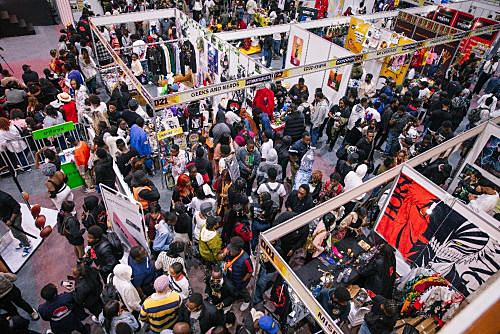 写真　にぎわう物販コーナー（主催者提供）