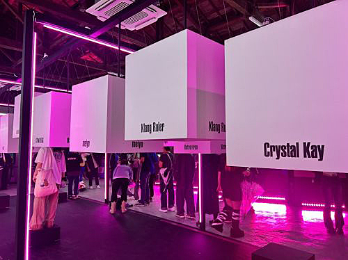 写真　没入感を味わえるリスニングボックス（ジェトロ撮影）