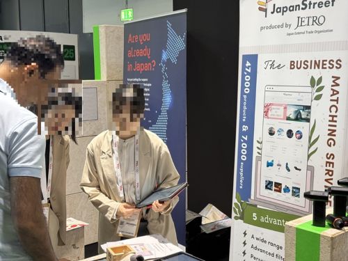 写真　ジェトロの広報ブースに立ち寄る海外バイヤー（ジェトロ撮影）