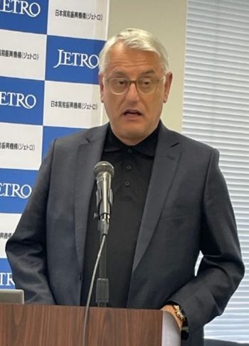 写真　スピーチするハーン経済・観光・スポーツ相（ジェトロ撮影）