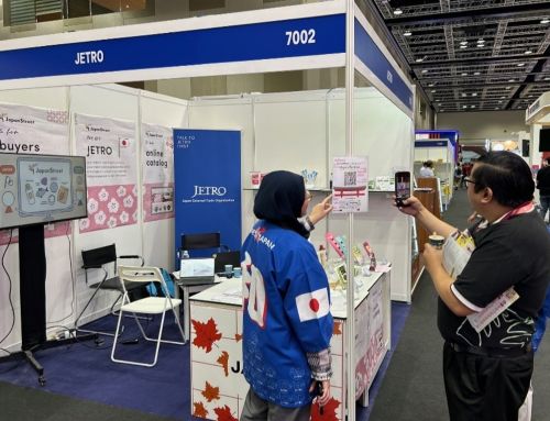 写真　ジェトロブースに設置した二次元バーコードをスキャンする来場者（ジェトロ撮影）