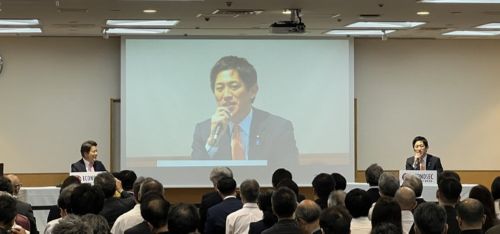 写真　壇上左から、細川委員長、小林議員（ジェトロ撮影）