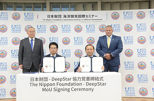 写真　署名式の様子（日本財団提供）