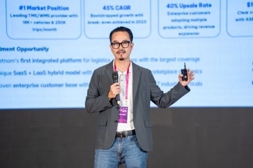 写真　ピッチの様子：Smartlogのドー・フイ・ビン創業者兼CEO（ジェトロ撮影）