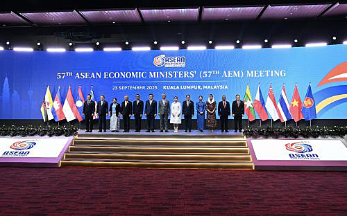 写真　会合に出席したASEAN経済相（ASEAN事務局提供）