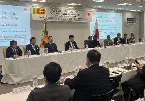 写真　ビジネスフォーラムで参加者からの質問を聞くディサーナーヤカ大統領（後方右から5人目）（ジェトロ撮影）