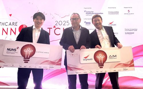 写真　CHISELヘルスケア・イノマッチ2025での優勝を喜ぶLIFESCAPESの林正彬取締役（左端）とAIメディカルサービスの瀬川泰司代表取締役社長（中央）（ジェトロ撮影）