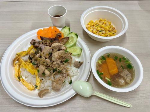 写真　ふるまわれたカンボジア料理「バイサイチュルーク」（豚肉載せご飯と鶏肉のしょうが炒め）など（ジェトロ撮影）
