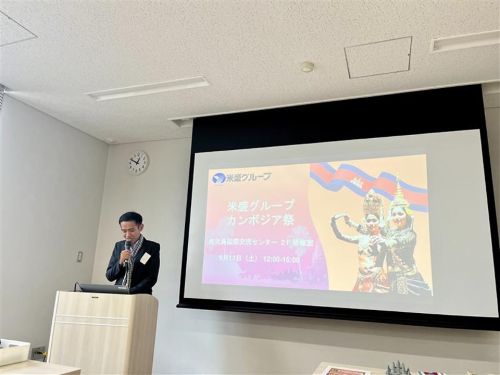 写真　プレゼンテーションをするカンボジア出身の留学生（ジェトロ撮影）