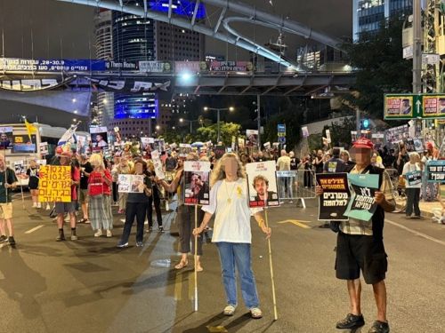 写真　10月5日夜にIDF本部前で行われた集会（ジェトロ撮影）
