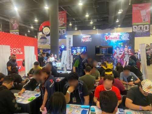 写真　ブシロードのブースで来場者がカードゲームを体験（ジェトロ撮影）