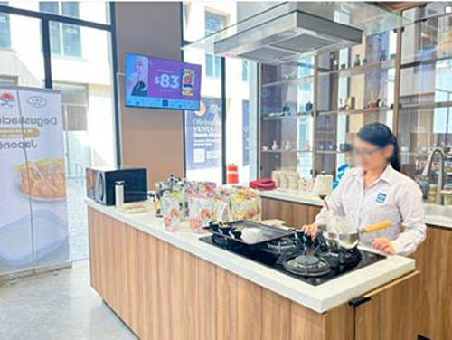 写真　トヨ・フーズでの調理実演（全米輸提供）