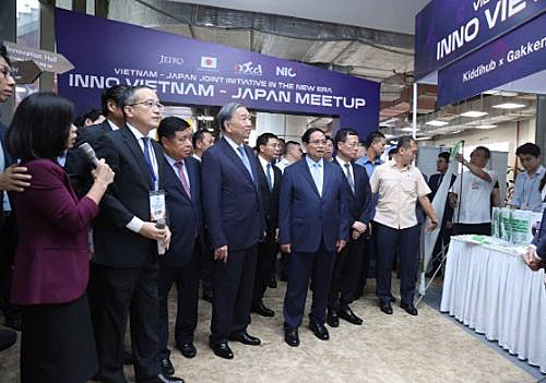 写真　ジェトロのブースを視察するトー・ラム書記長（写真中央）とファム・ミン・チン首相（中央右）（NIC提供）