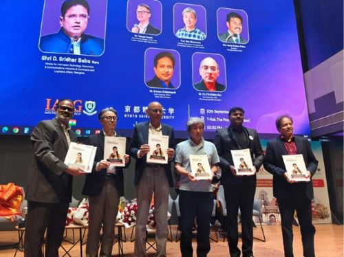 写真　松村氏（右から3人目）やクリシュナ氏（同2人目）などによる覚書調印式の様子（ジェトロ撮影）