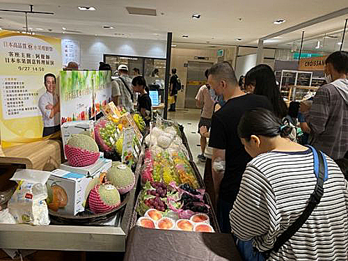 写真　プロモーション対象の日本産青果物を前にした来店客（日本台湾交流協会台北事務所提供）