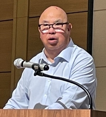 写真　あいさつするケビン・ルーイ議員（ジェトロ撮影）