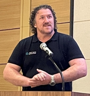 写真　講演するバズ・パーマーCEO（ジェトロ撮影）