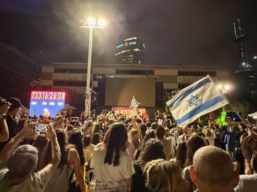 写真　人質広場で合意を歓迎するイスラエル市民（ジェトロ撮影）