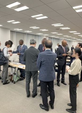 写真　セミナー閉会後のネットワーキング（ジェトロ撮影）