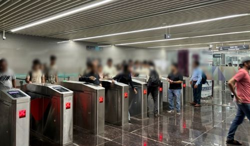 写真　新たに開業したCSMTメトロ駅の改札口（ジェトロ撮影）