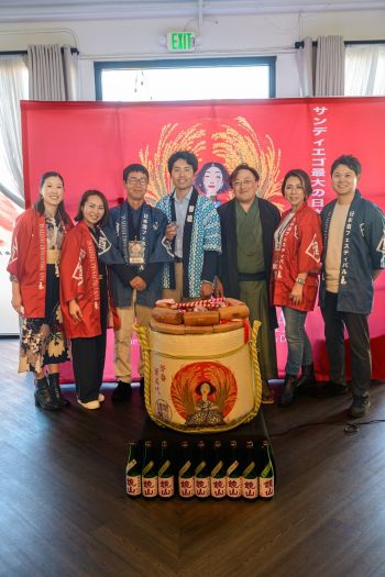 写真　サンディエゴ・サケ・クラブ会員他による鏡割り（ジェトロ撮影）