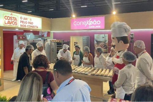 写真　パンの製造工程を実演する出展ブース（ジェトロ撮影）