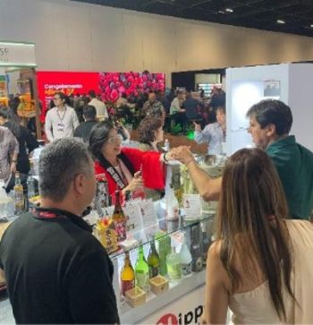 写真　日本酒を試飲するバイヤーの様子（ジェトロ撮影）