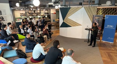 写真　カマルル氏登壇の様子（ジェトロ撮影）