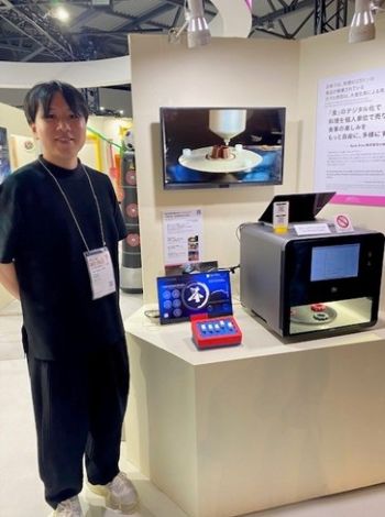 写真　Byte Bitesの若杉亮介CEOと3Dフードプリンターを活用した食品開発試作システム「Mimetic Food System」（ジェトロ撮影）