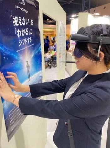 写真　SYNCREO（シンクレオ）を体験する参加者（ジェトロ撮影）