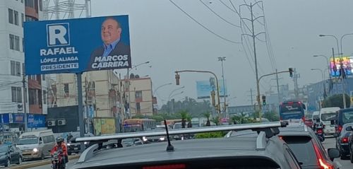 写真　市長在任中から「大統領」と記した大型看板。アリアガ氏は直接的な関与は否定している（ジェトロ撮影）