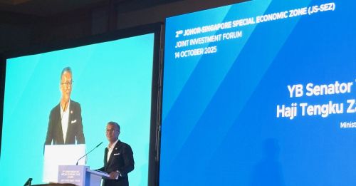 写真　第2回JS-SEZ共同投資フォーラムで演説するマレーシアのザフルル投資貿易産業相（ジェトロ撮影）