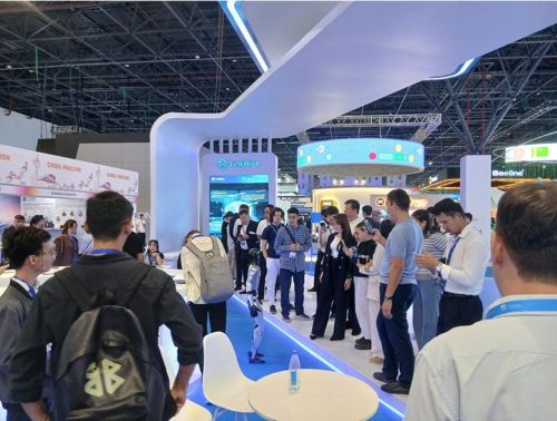 写真　注目を集めたリンクワイズ（中国）の人型ロボット（ジェトロ撮影）