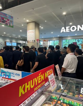 写真　グランドセレモニー参加者による店舗見学（ジェトロ撮影）