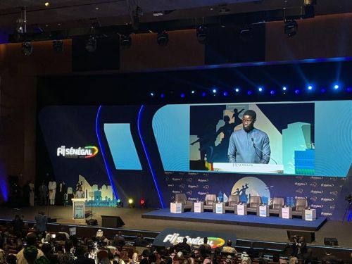 写真　バシル・ジョマイ・ジャファール・ファイ大統領の開会の言葉（ジェトロ撮影）