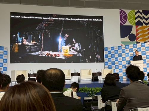 写真　講演する秋田代表取締役（ジェトロ撮影）