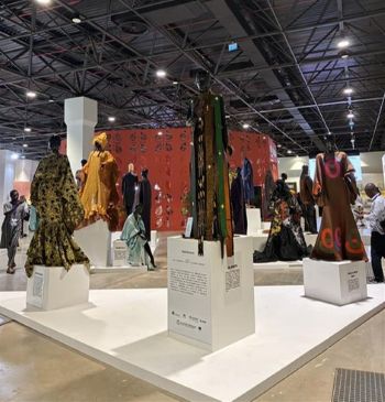 写真　セネガル人デザイナーによる作品が並ぶ展示会場（ジェトロ撮影）